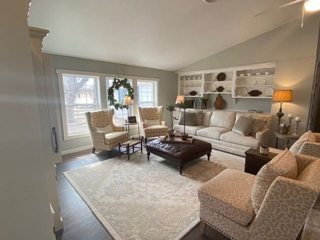 Foto del edificio - FOR LEASE!!