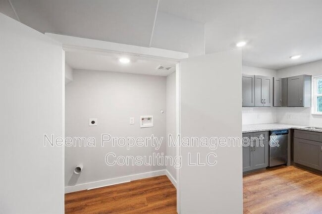 Foto del edificio - 8715 Bertwood St