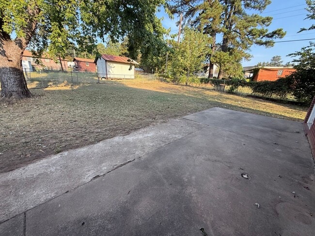 Building Photo - Nice 3 Bed, 2 Bath, 2 car garage. House To...
