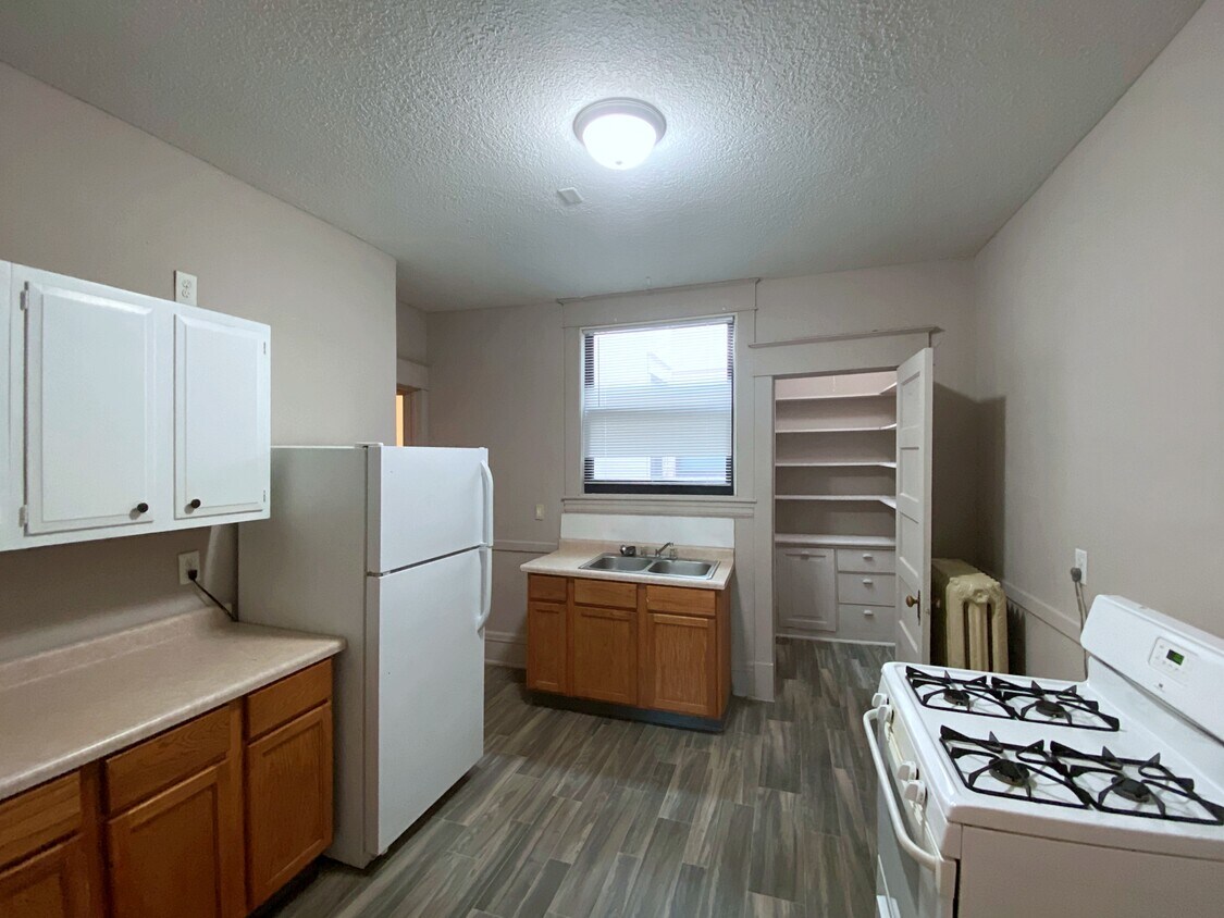 Kitchen with Pantry - 460 Robert St S