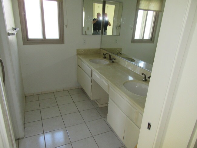master bath - 6716 N Clybourn Ave