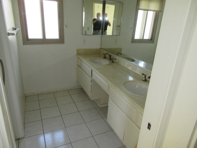 master bath - 6716 N Clybourn Ave