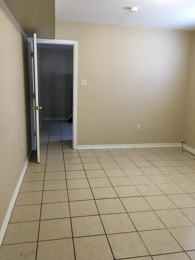 Primary Photo - 423 S Murat St