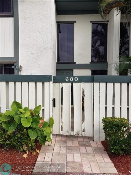 Foto del edificio - 680 NE 195th St
