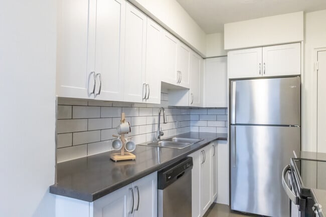 1BR, 1 BA - 702SF - 1249 North Shore Boulevard East