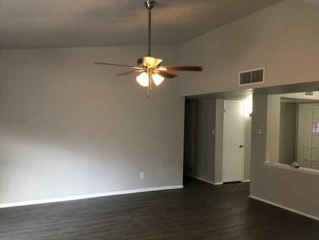 Building Photo - 3/2/2 Fantastic Open Floor Plan