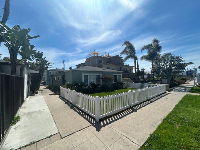 Building Photo - 841-845 Felspar Street