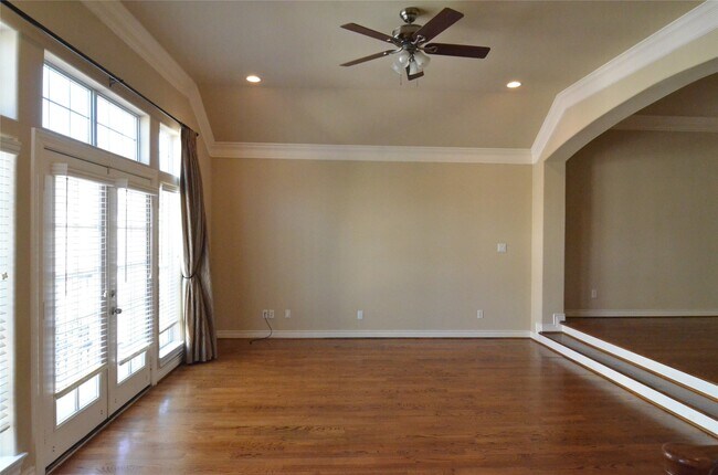 Building Photo - 9006 Harbor Hills Dr