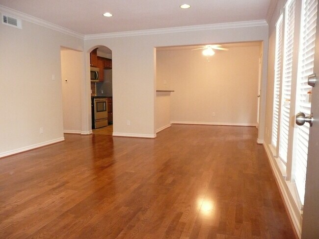 Foto del edificio - 5832 Sandhurst Ln