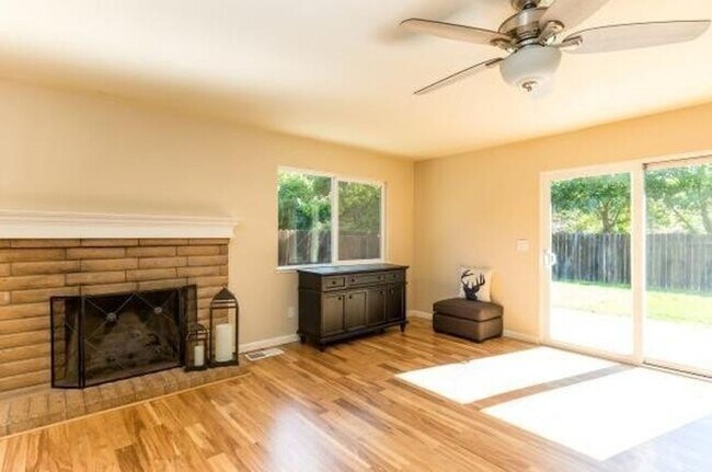 Foto del edificio - 1722 Tracy Ln