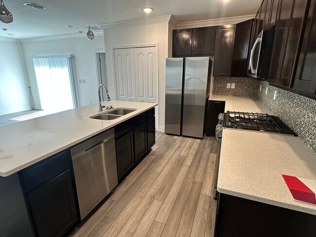 Foto del edificio - Nearly New 3 Bedroom Smart Home with Lawn Care Included!