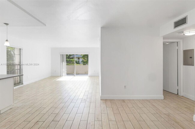 Building Photo - 6886 N Kendall Dr