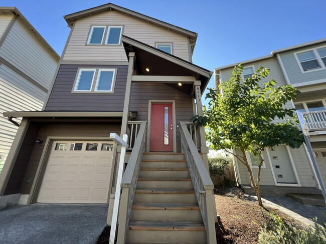 Building Photo - Charming 3-Bedroom, 3-Bathroom Home with Modern Finishes and Open Layout