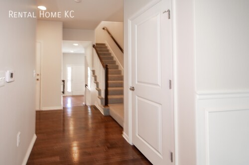 Building Photo - Stylish Maintenance-Provided Townhouse #7896