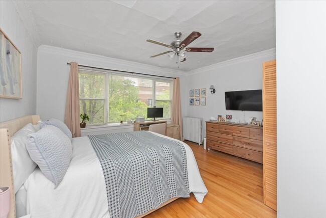 Building Photo - 457 W Roslyn Pl