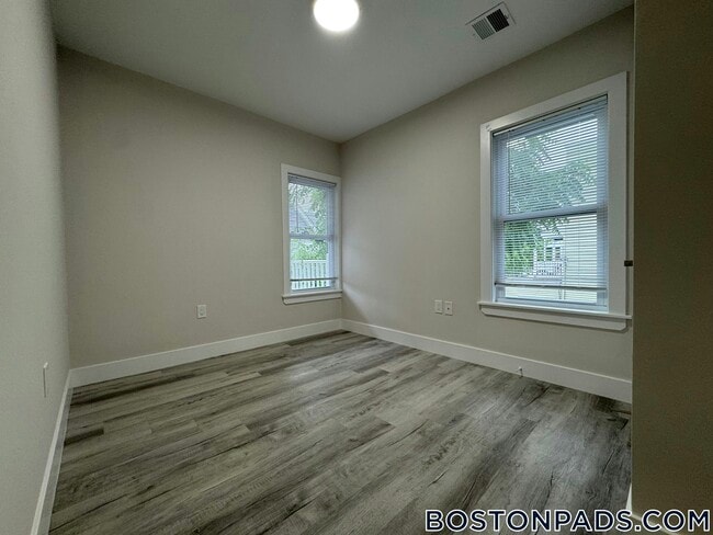 Building Photo - 10 Cawfield St