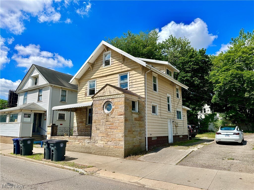 Primary Photo - 826 N Main St