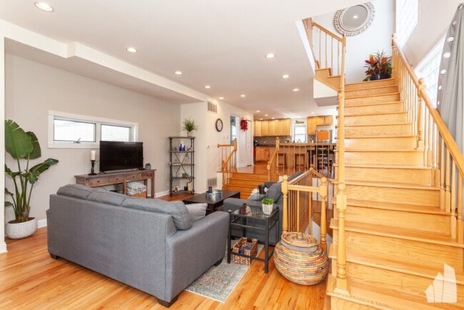 Building Photo - Unbelievable Lakeview Coach House