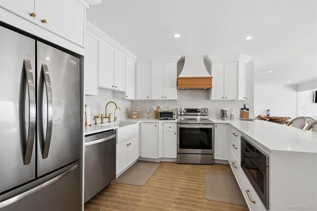 Building Photo - 585 Dune Rd