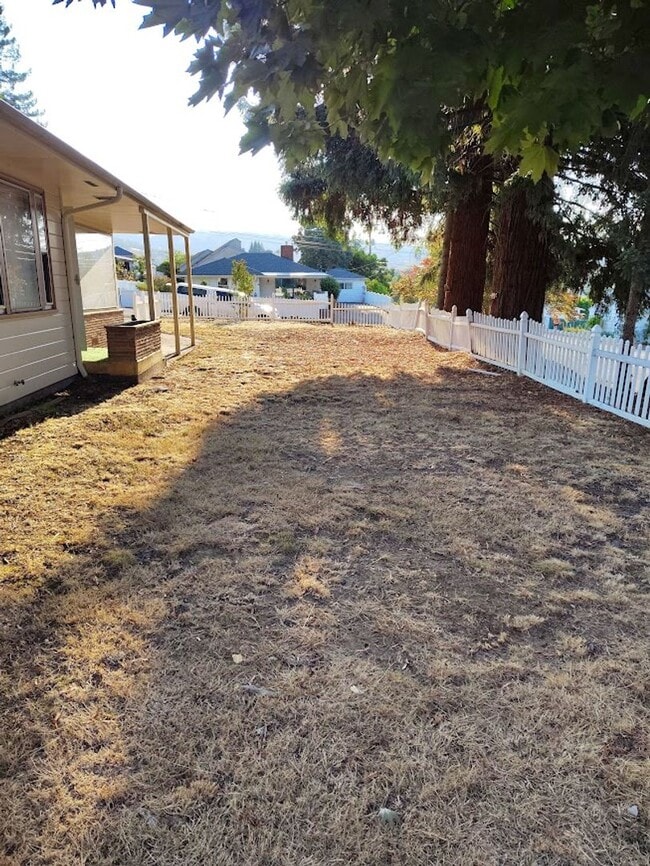 Building Photo - Spacious 4-Bedroom / 2-Bath Home with Stunning Views – Available Now!