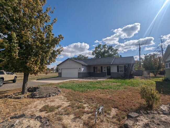 Building Photo - Private 3 bedroom 2 bathroom home