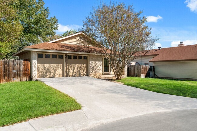 Foto del edificio - 5314 Lake Golden Dr