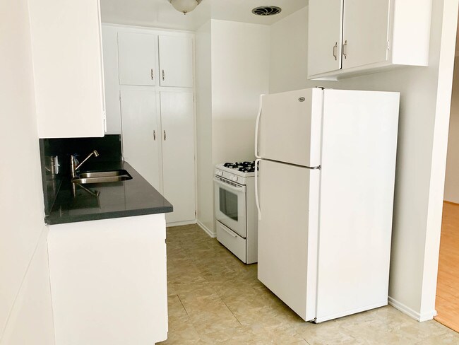 Kitchen - 1044 N Orange Grove Ave