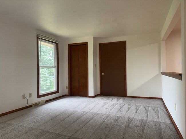 Building Photo - 418 Beloit St