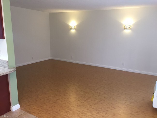 Foto del edificio - 4415 Ambrose Ave