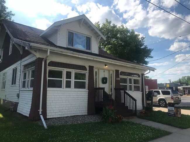 Building Photo - 1209 N Clark St