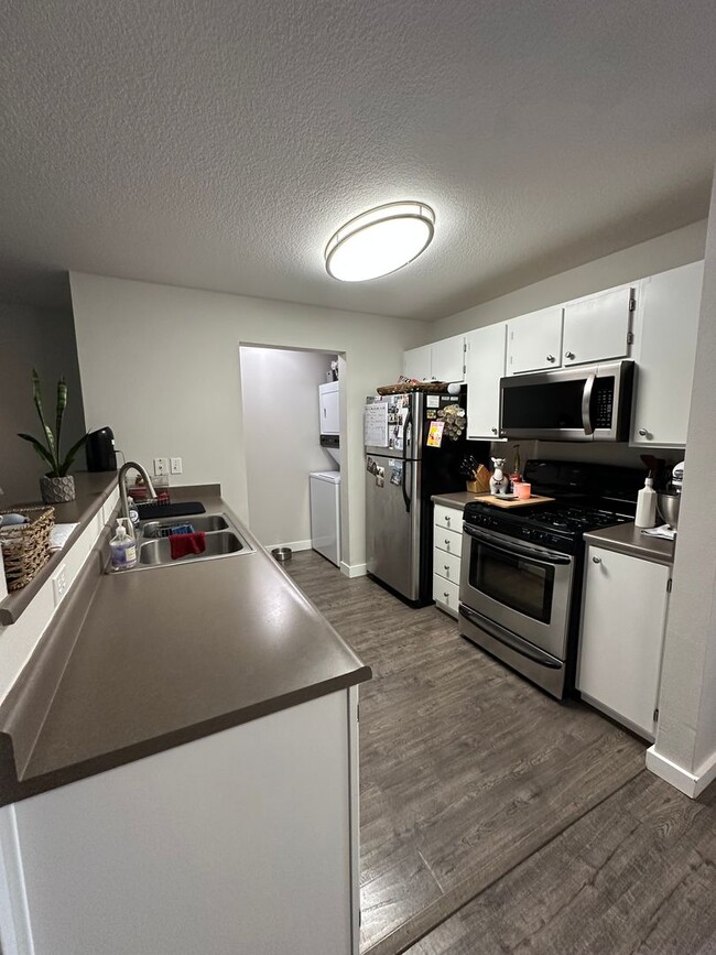 Foto del edificio - Charming 1 Bedroom/ 1Bathroom Lower Level ...