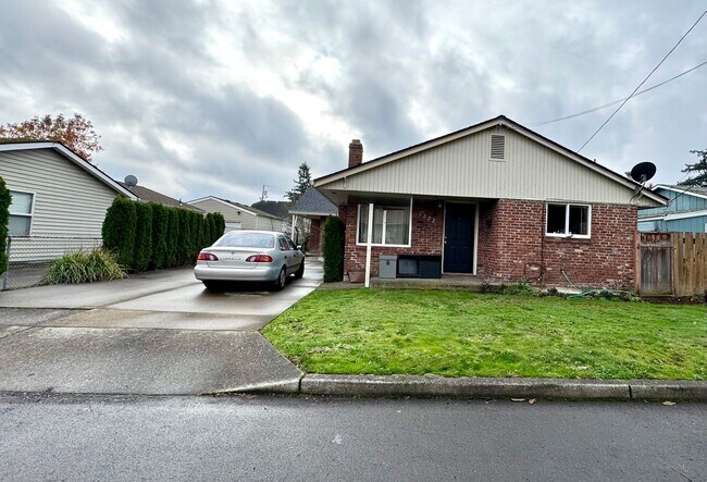 Building Photo - Large 2 Bed, 1 Bath Duplex Apartment with Parking