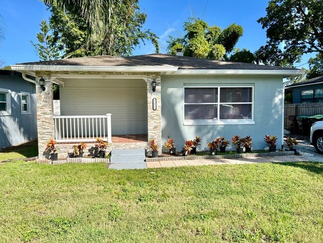 Building Photo - Gorgeous updated 2-bedroom 2-bath home wit...