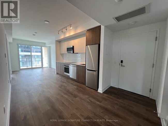 Building Photo - 880-880 The Queensway