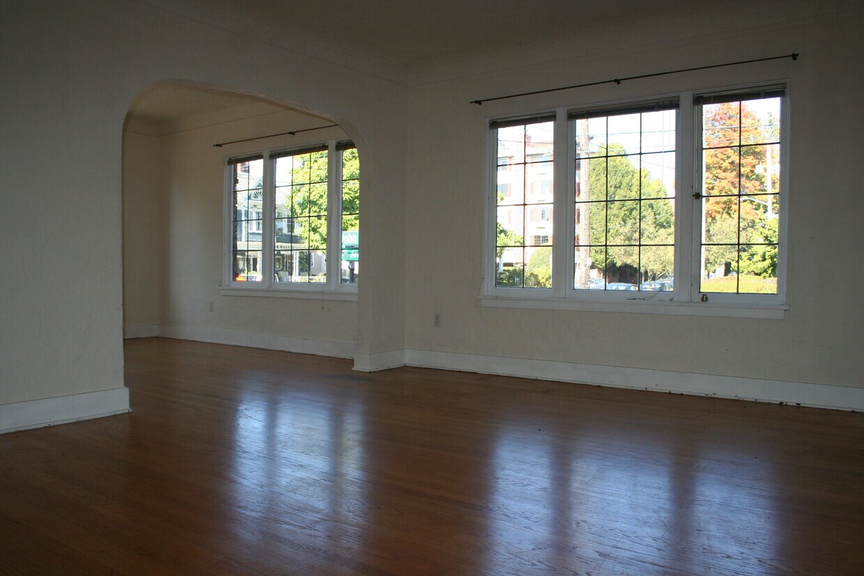 Primary Photo - 1405 E John St
