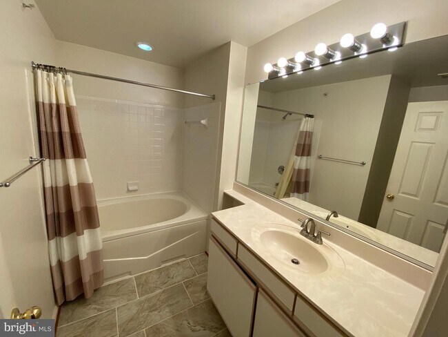 Building Photo - 3109 River Bend Ct