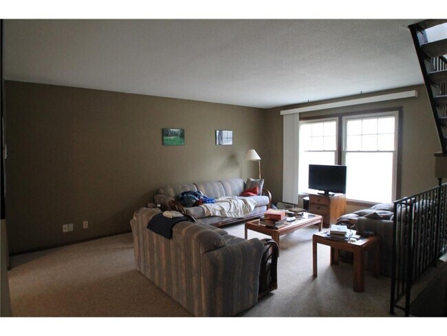 Foto del edificio - 2104 Highwood Ave E