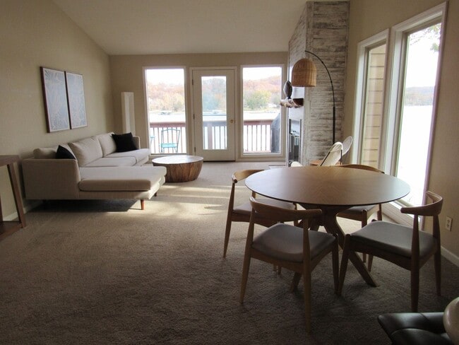 Building Photo - Top floor 2 bedroom condo in Camdenton