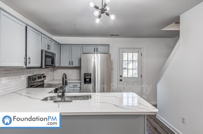 Building Photo - 484 High Point Terrace