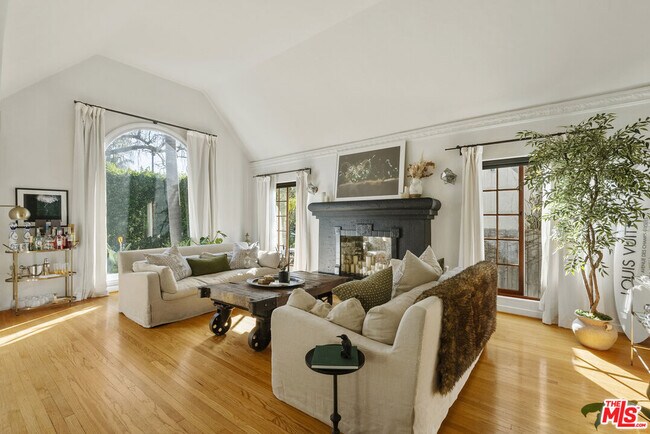 Building Photo - 105 S La Jolla Ave