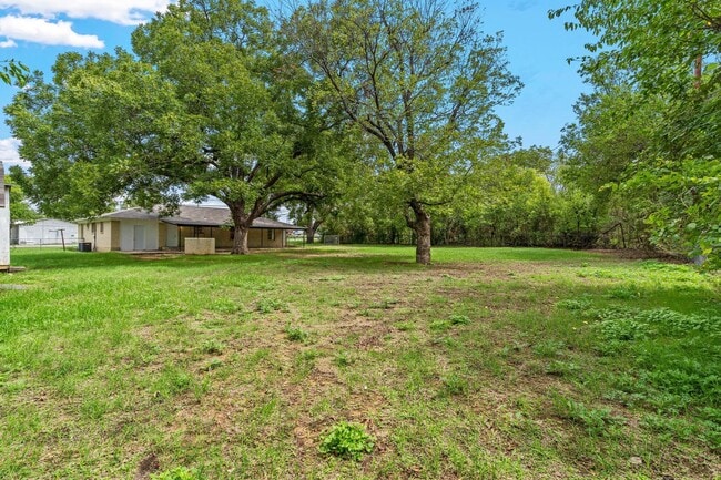 Building Photo - CHARMING AND QUAINT 4 bedroom, 2 bathroom ...