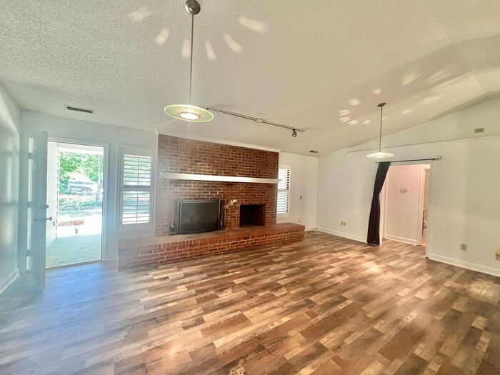 Foto principal - Freshly paint! No Carpet! Barn/Garage! Fir...