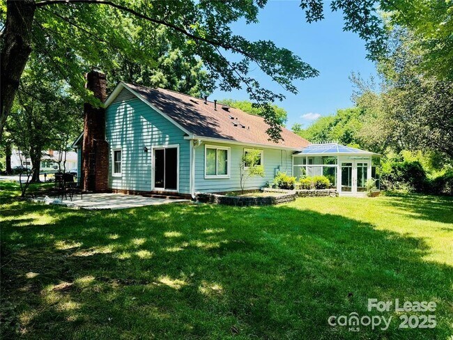 Foto del edificio - 2423 Emstead Ct