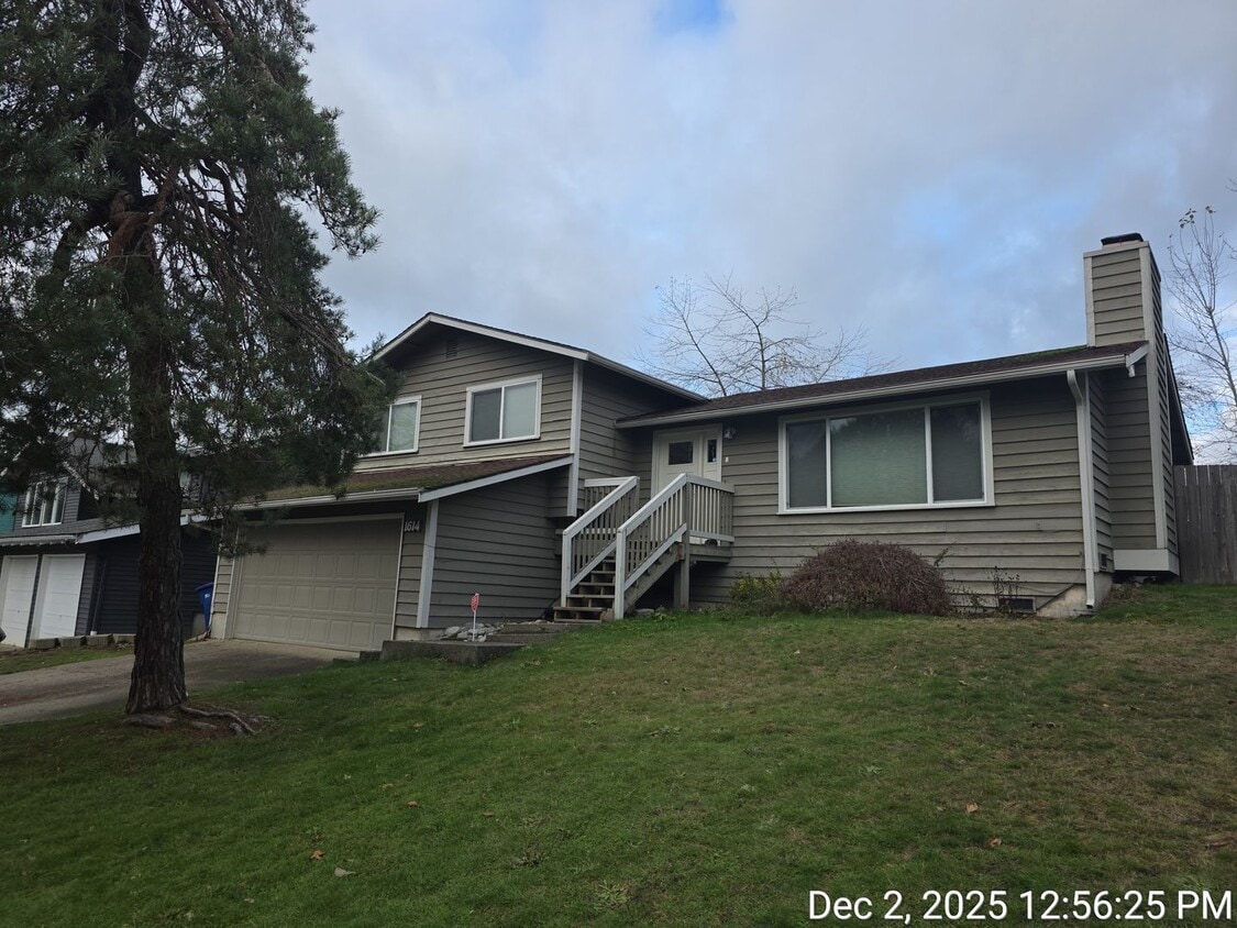 Foto principal - Renton Lake Youngs area - 3 bedroom tri-level home with 2.5 bathrooms and 2 car garage - Avail. N...