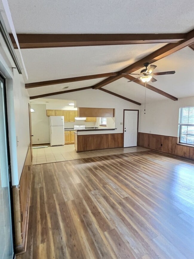 Building Photo - 1109 Hickory Dr