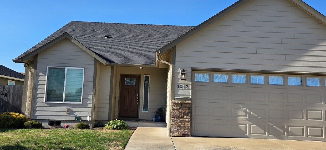 Primary Photo - Beautiful & Spacious 3 Bed 2 Bath Directly...