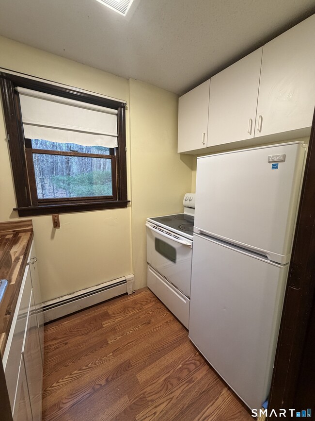 Building Photo - 8 Brook Ln