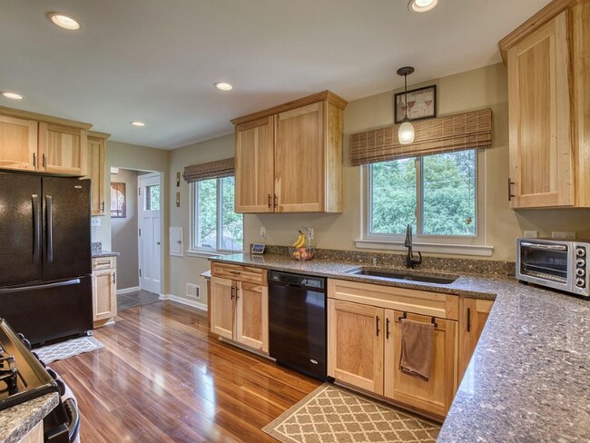 Building Photo - 110 Moore Farm Ln