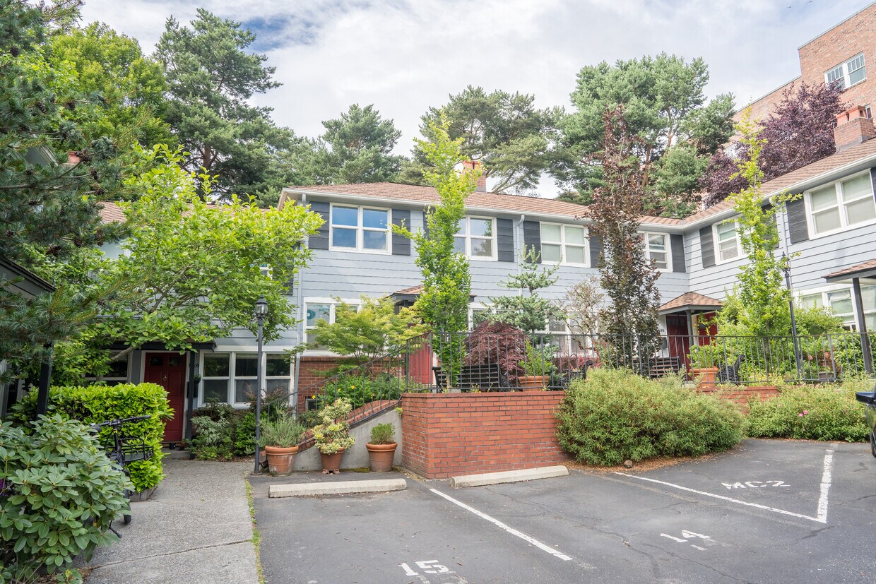 Primary Photo - 1620 15th Ave