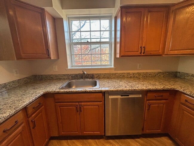Building Photo - Updated 1BR in Inconic McLean Gardens Available mid-February!